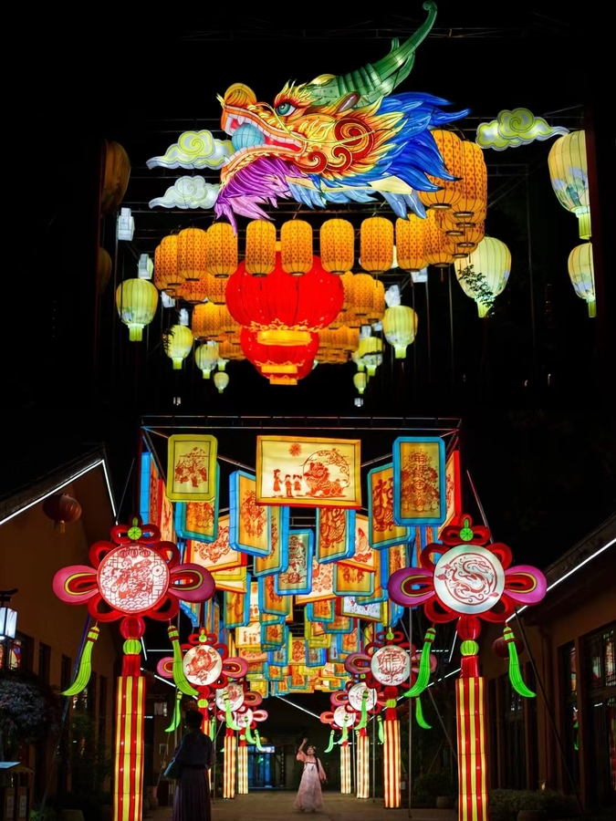 “灯耀百草园奇幻中药游”大型游园灯会