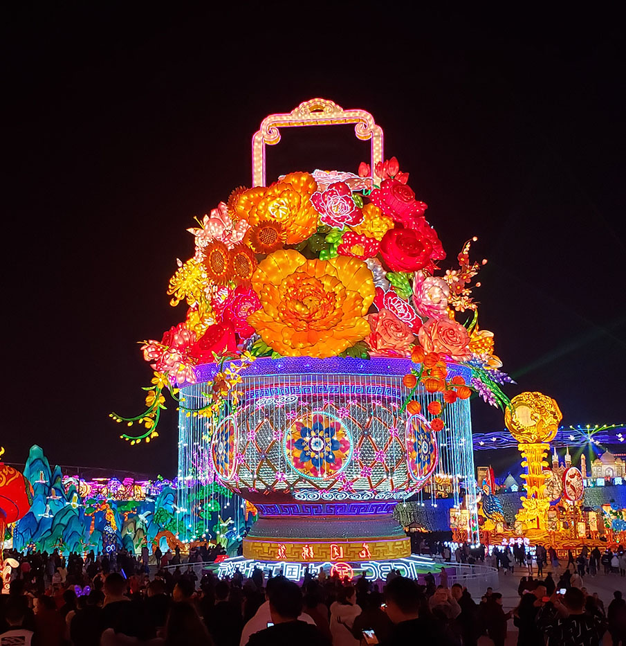 自贡市星河彩灯文化有限公司首批获得自贡市彩灯文化经营许可证的彩灯专业大型企业。公司以策划、创意、设计和制作各类大、中型灯展会节活动及彩灯，城区灯饰亮化美化，活体动、植物灯饰雕塑、各类光影造型艺术、各类民俗文化特色景观工程，特色文化小镇等为主营项目。